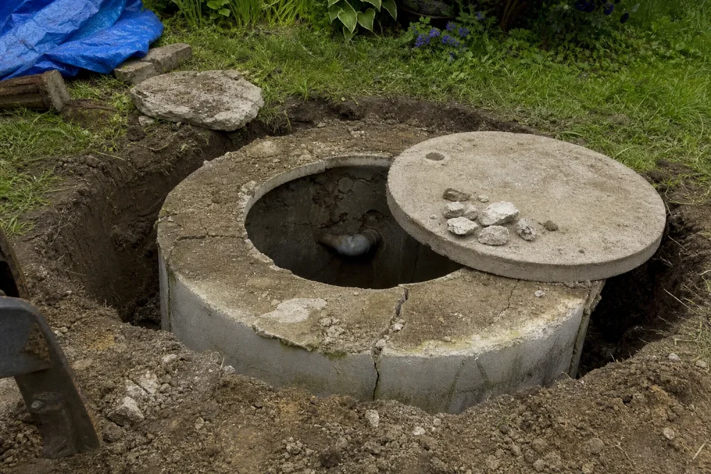 Ancienne fosse septique en béton à remplacer